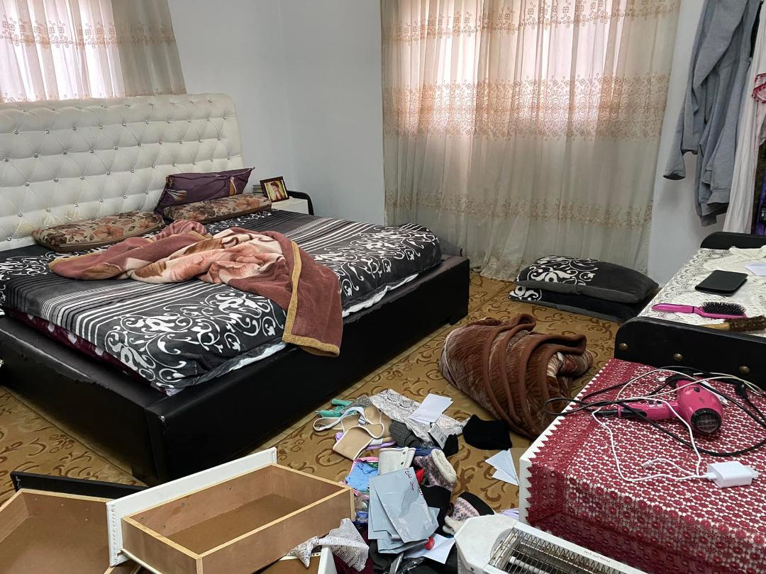 آثار التخريب التي خلفها الاحتلال في منازل المواطن أوس عجاوي في جنين (تصوير: ثائر أبو بكر/ وفا)
