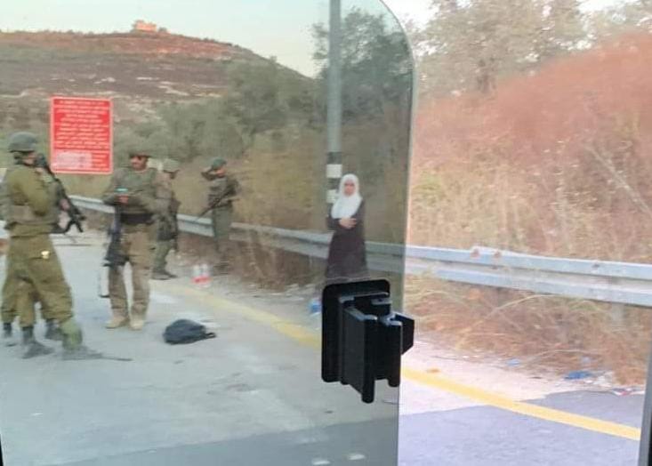 لحظة احتجاز جنود الاحتلال الطالبة الجامعية براءة فقها قبل اعتقالها 