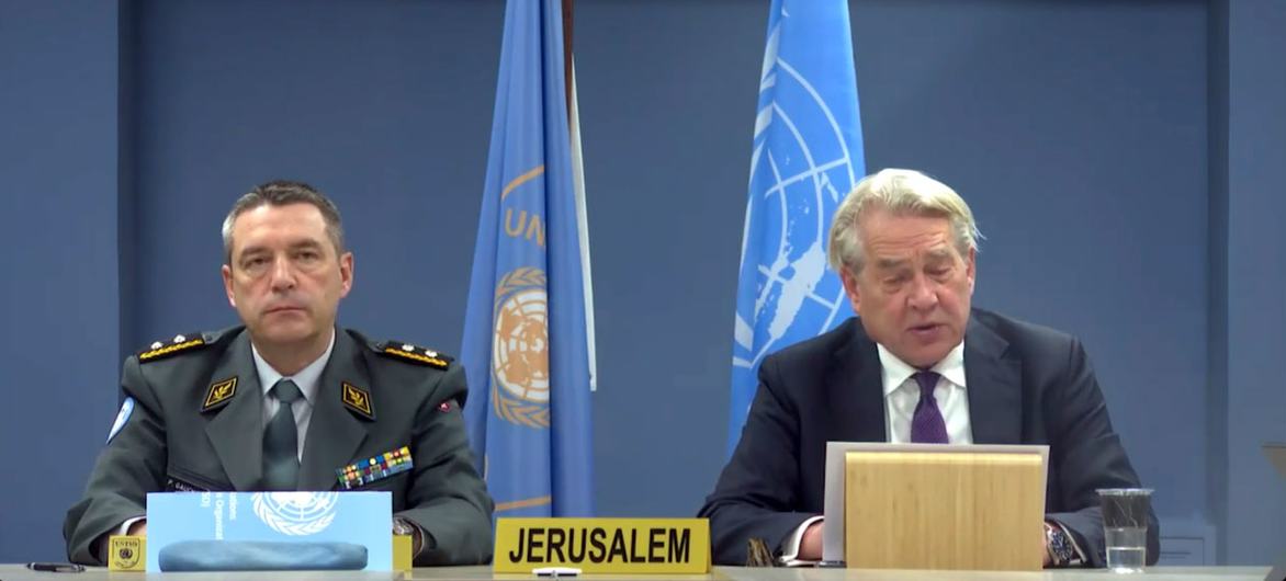 تور وينسلاند منسق الأمم المتحدة لعملية السلام في الشرق الأوسط، والميجور جنرال باتريك غوتشات رئيس هيئة الأمم المتحدة لمراقبة الهدنة، يتحدثان أمام مجلس الأمن الدولي عبر دائرة اتصال بالفيديو