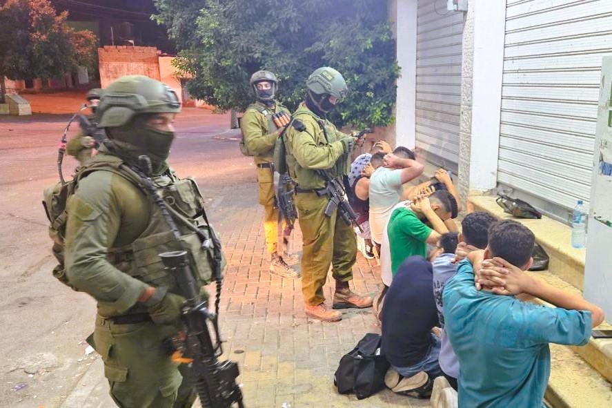 جنود الاحتلال الإسرائيلي يحتجزون عددا من الشبان في بلدة دير استيا شمال غرب سلفيت 