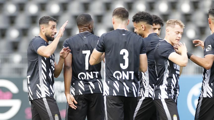 نجم منتخبنا الوطني عدي الدباغ (يسار الصورة) يحتفل بتسجيل الهدف  