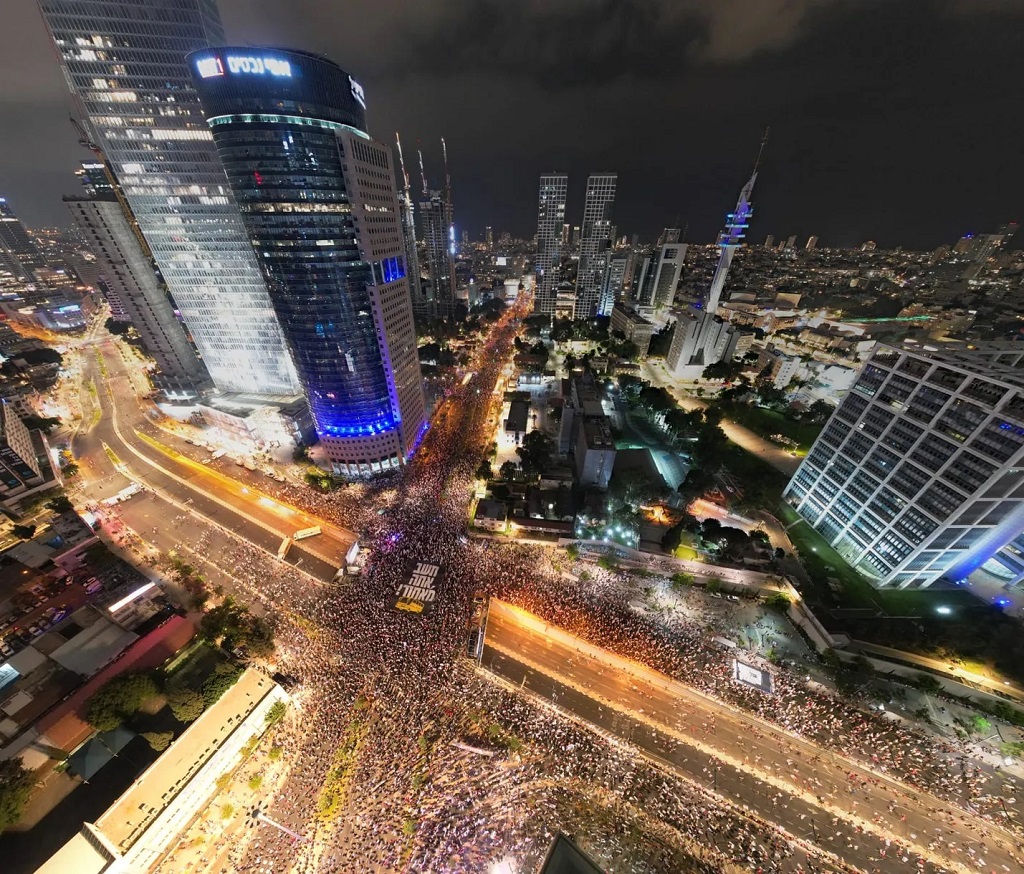 صورة نشرتها صحيفة "هآرتس" الإسرائيلية للتظاهرة المركزية في تل أبيب