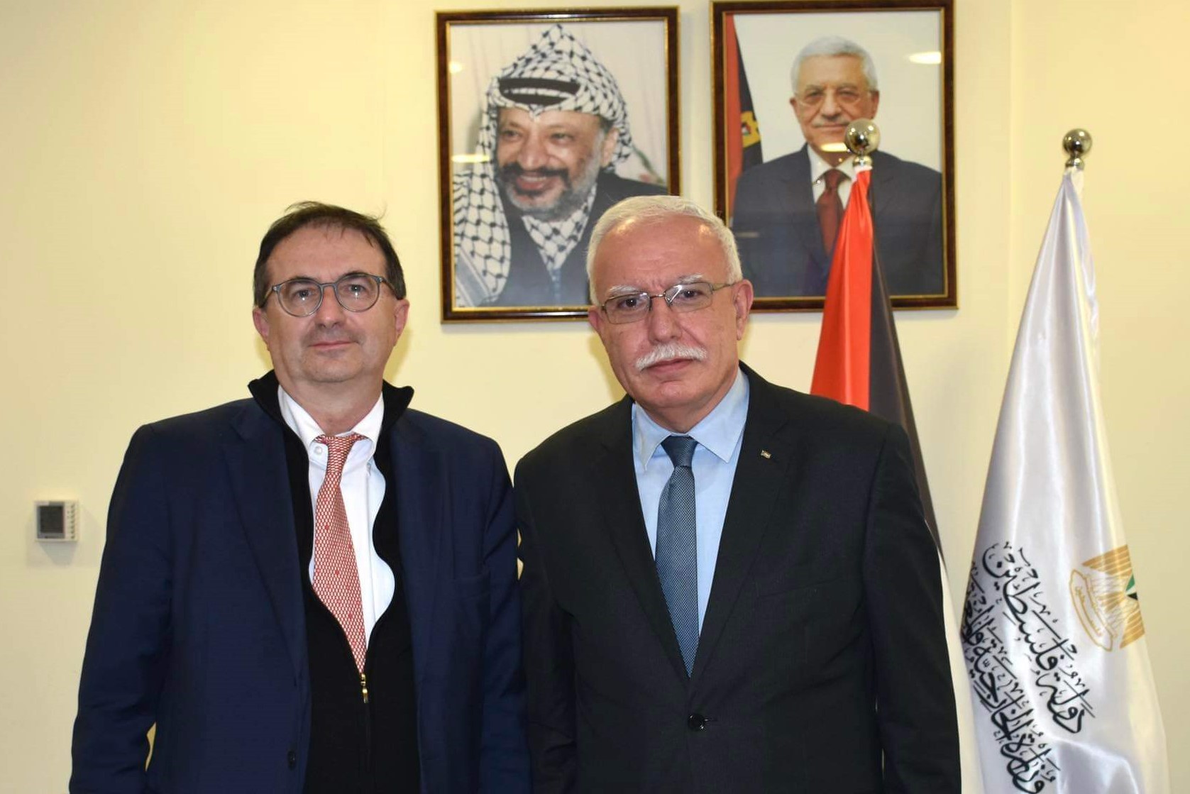 وزير الخارجية والمغتربين رياض المالكي والمبعوث السويسري للشرق الأوسط وشمال إفريقيا وولفغانغ أماديوس