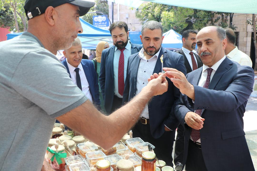 خلال تجول الوزير في معرض ومهرجان العسل