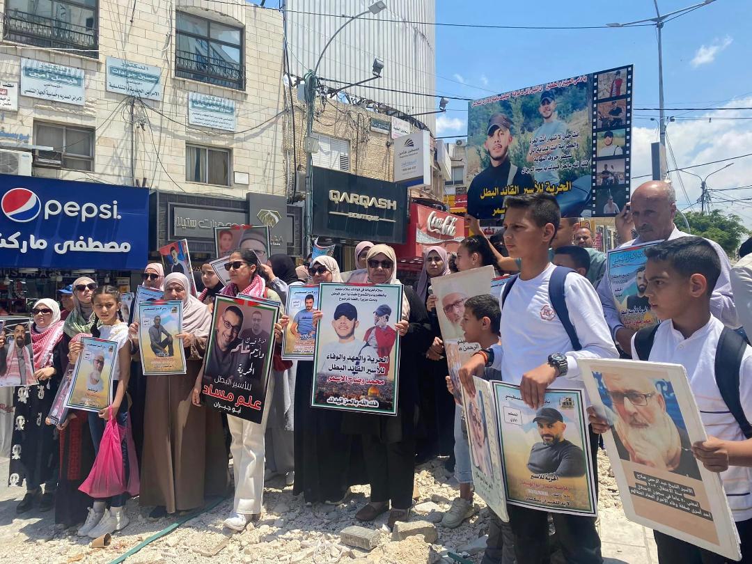 صورة من الوقفة الإسنادية للمعتقليين، تصوير: ثائر أبو بكر