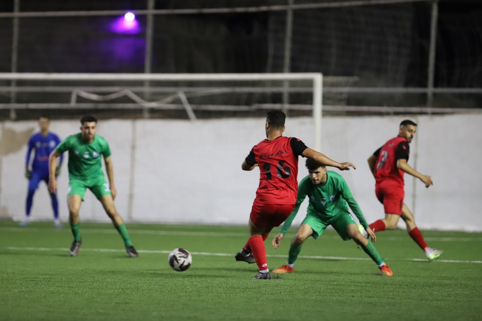 جانب من مباراة "إسلامي صور باهر" و"إسلامي قلقيلية" على استاد "بيليه" في بلدة الخضر جنوب بيت لحم