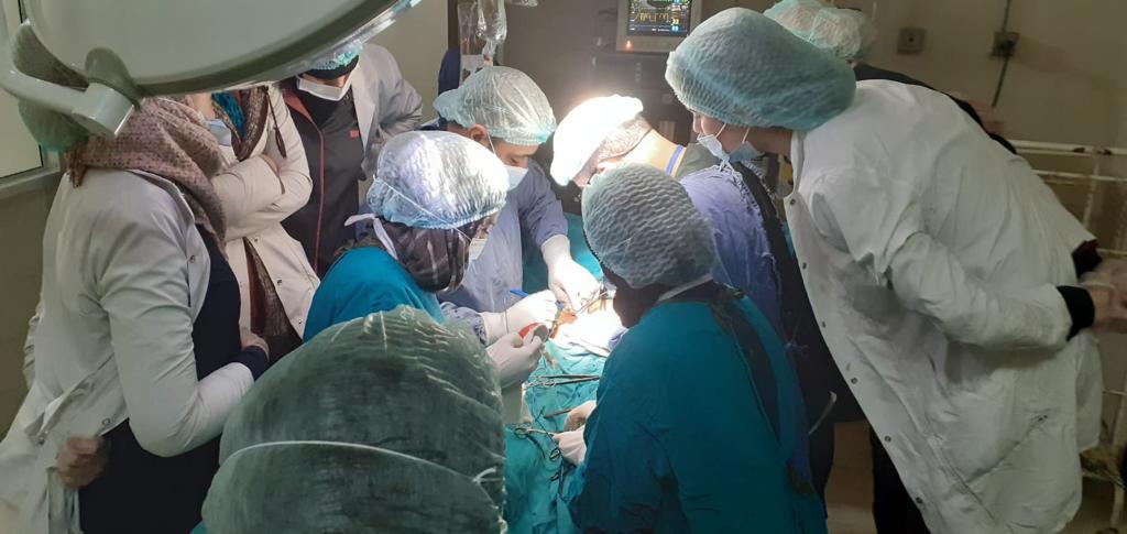 أطباء من وفد دولة فلسطين للتدخل العاجل في غرفة العمليات بإحدى مستشفيات سوريا