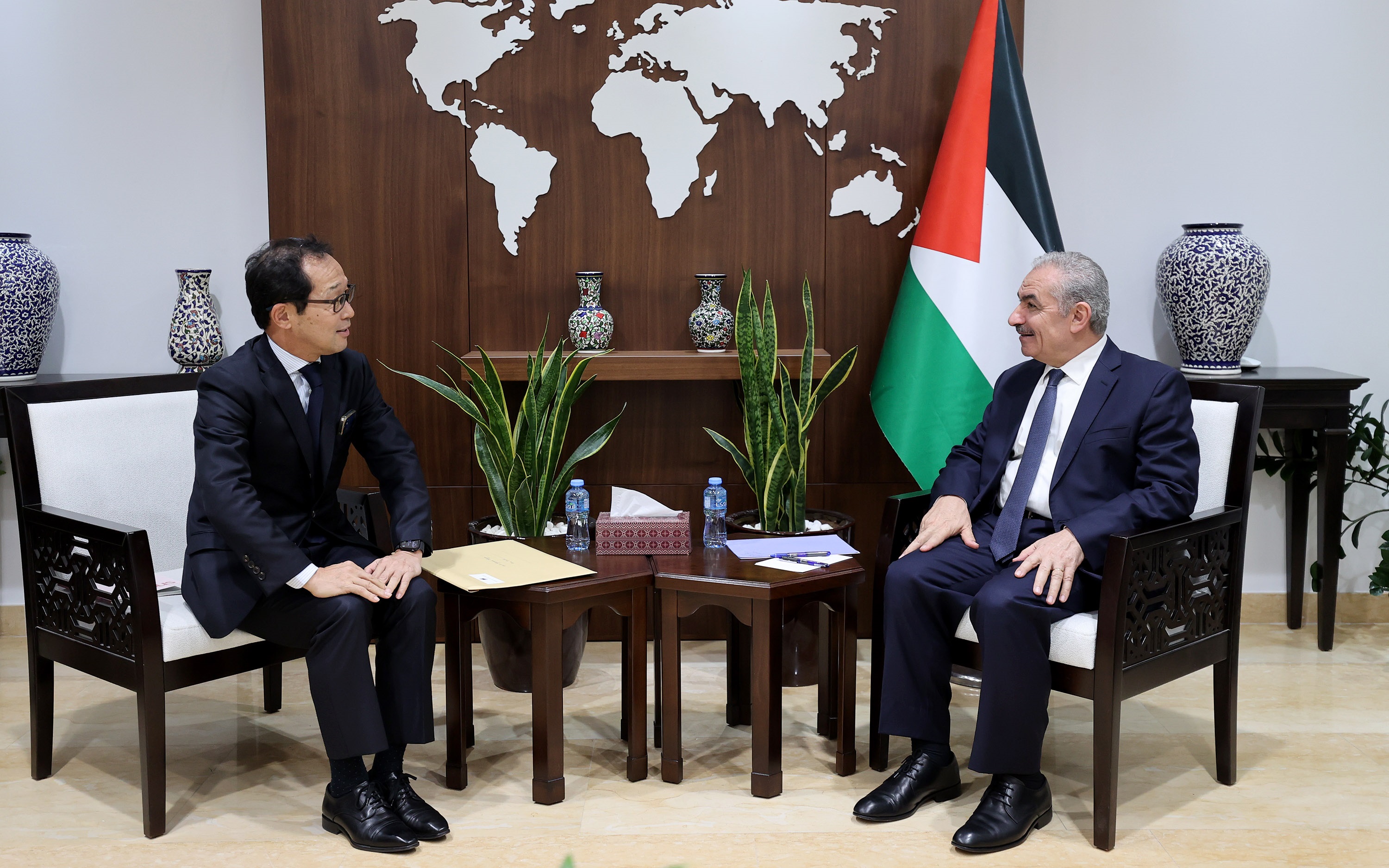 اشتية لدى استقبال السفير الياباني