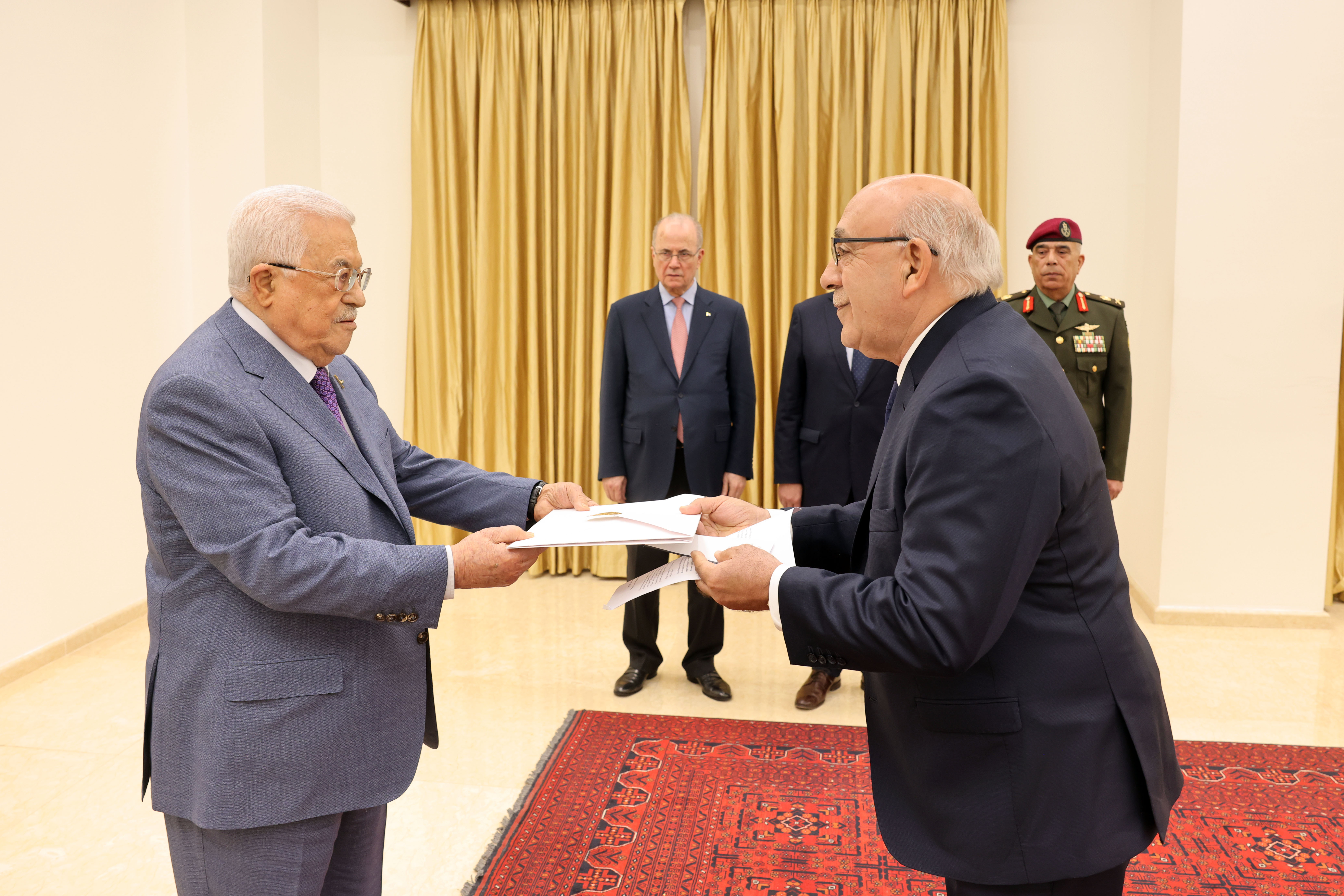 الرئيس لدى تقبله أوراق اعتماد السيد فيرناندو أرويو سفيرا ومفوضا فوق العادة لجمهورية الأورغواي