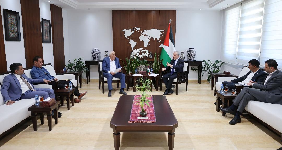 اشتية خلال لقائه محافظ أريحا والأغوار جهاد أبو العسل ورئيس اللجنة الشعبية لمخيم عقبة جبر جمال عوضات