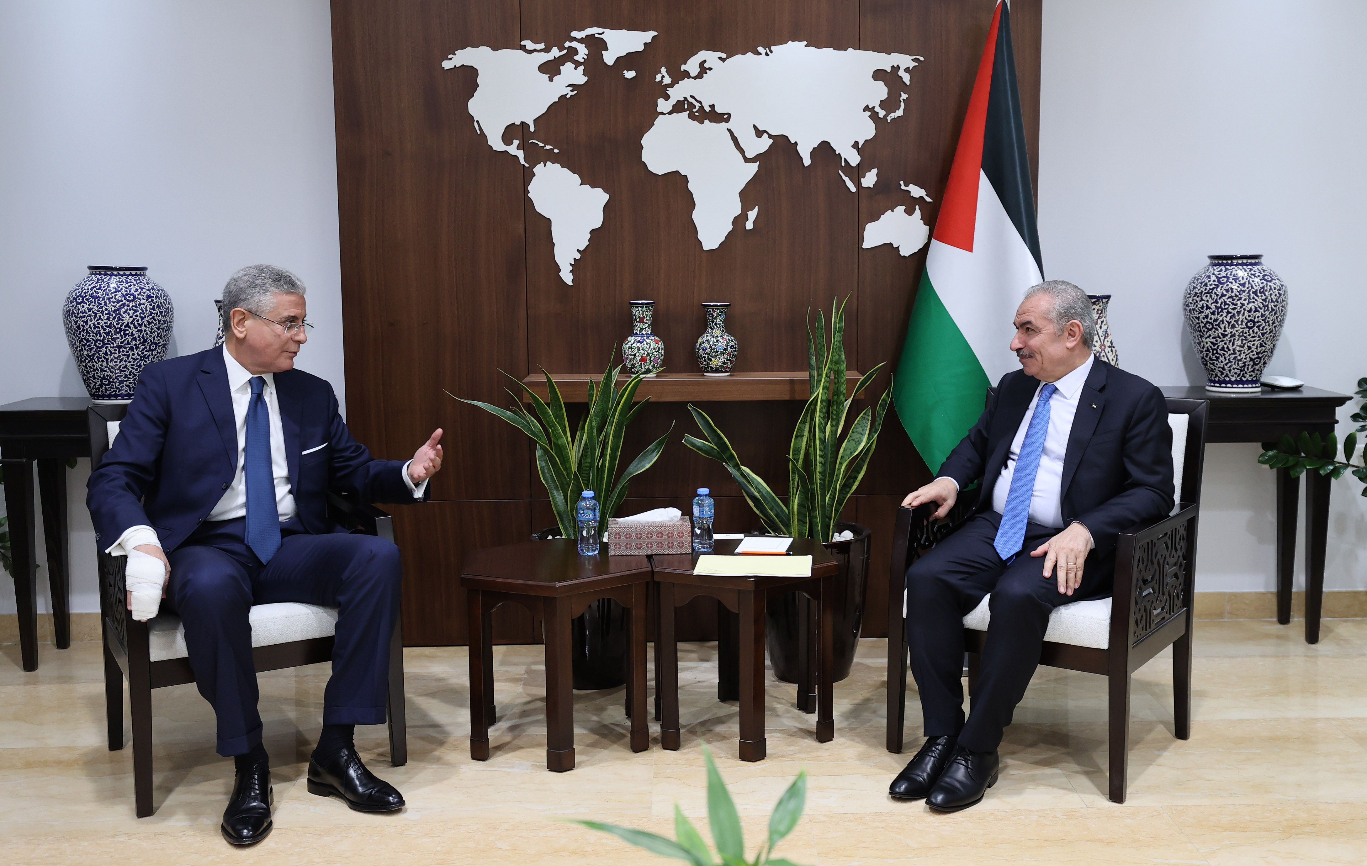  رئيس الوزراء لدى استقباله نائب رئيس البنك الدولي لمنطقة الشرق الأوسط وشمال أفريقيا 