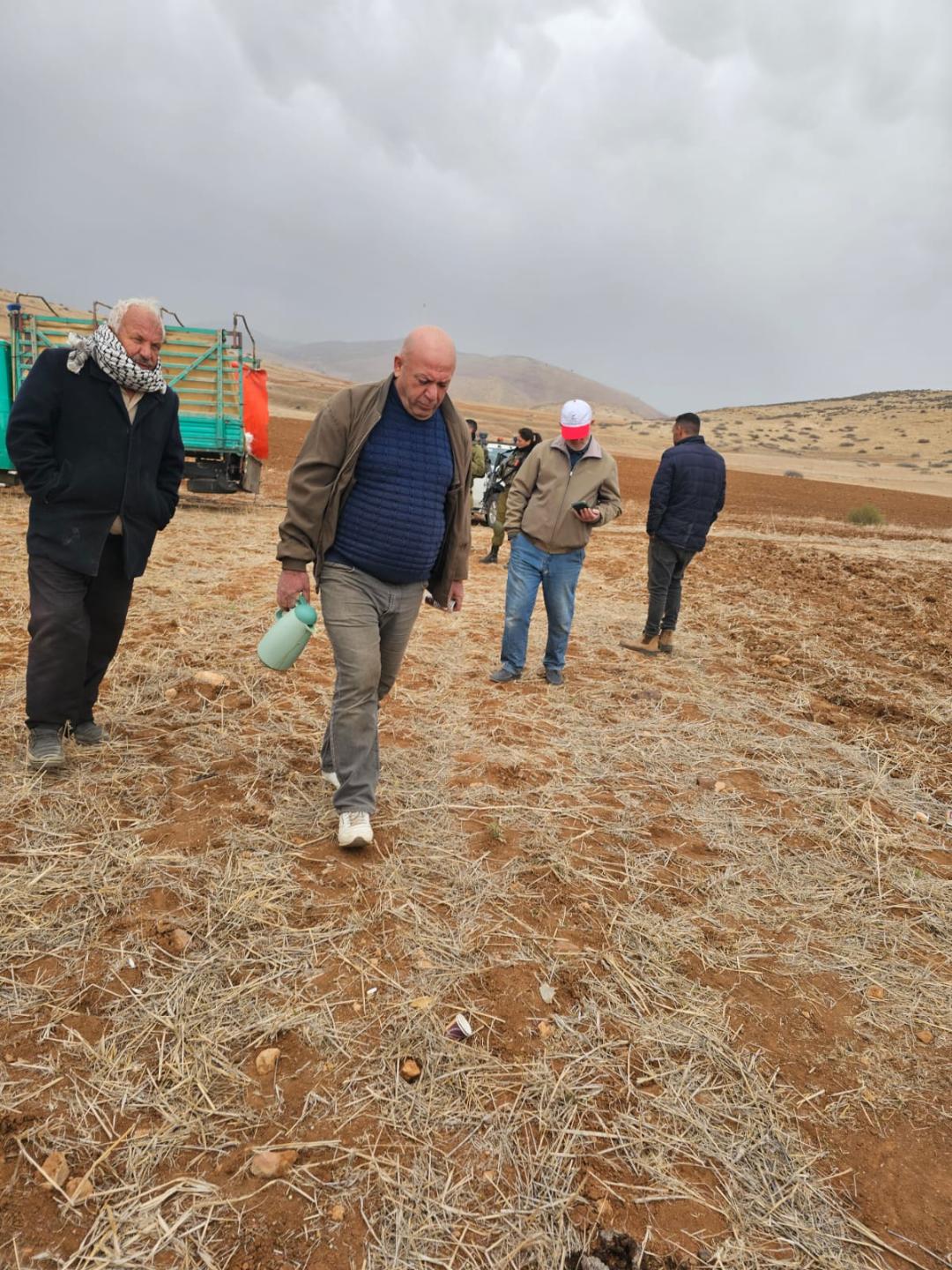 جنود الاحتلال يمنعون المواطنين من حراثة أراضيهم في الأغوار الشمالية 