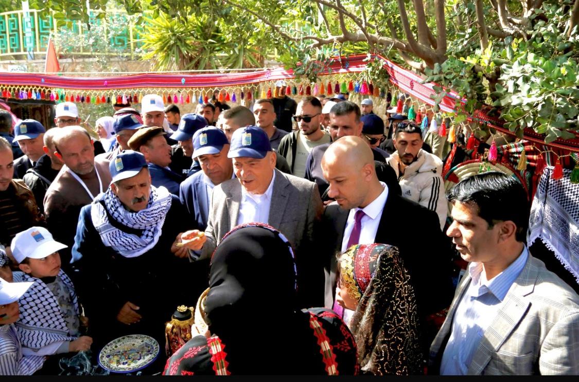 جانب من إطلاق حملة "جذورنا" في موقع بركة الكرمل الأثري بمدينة يطا 