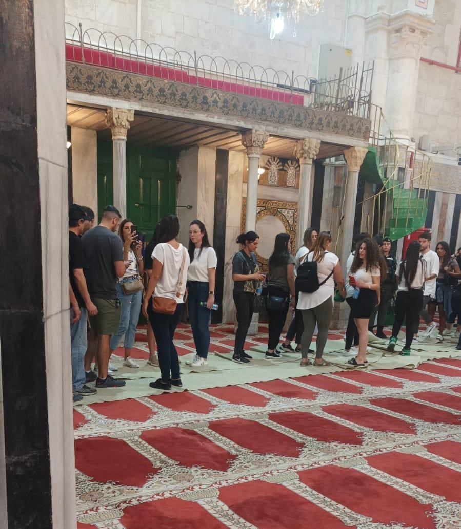 خلال اقتحام المستوطنين للحرم الابراهيمي 