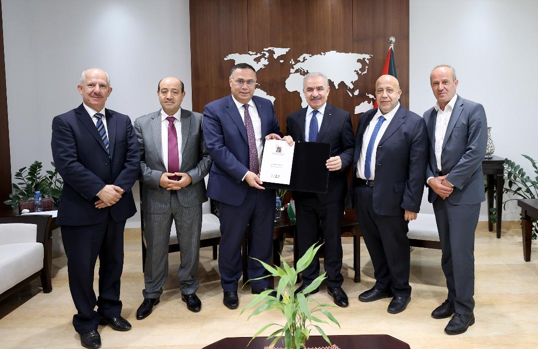 رئيس الوزراء يتسلم التقرير السنوي لهيئة التقاعد