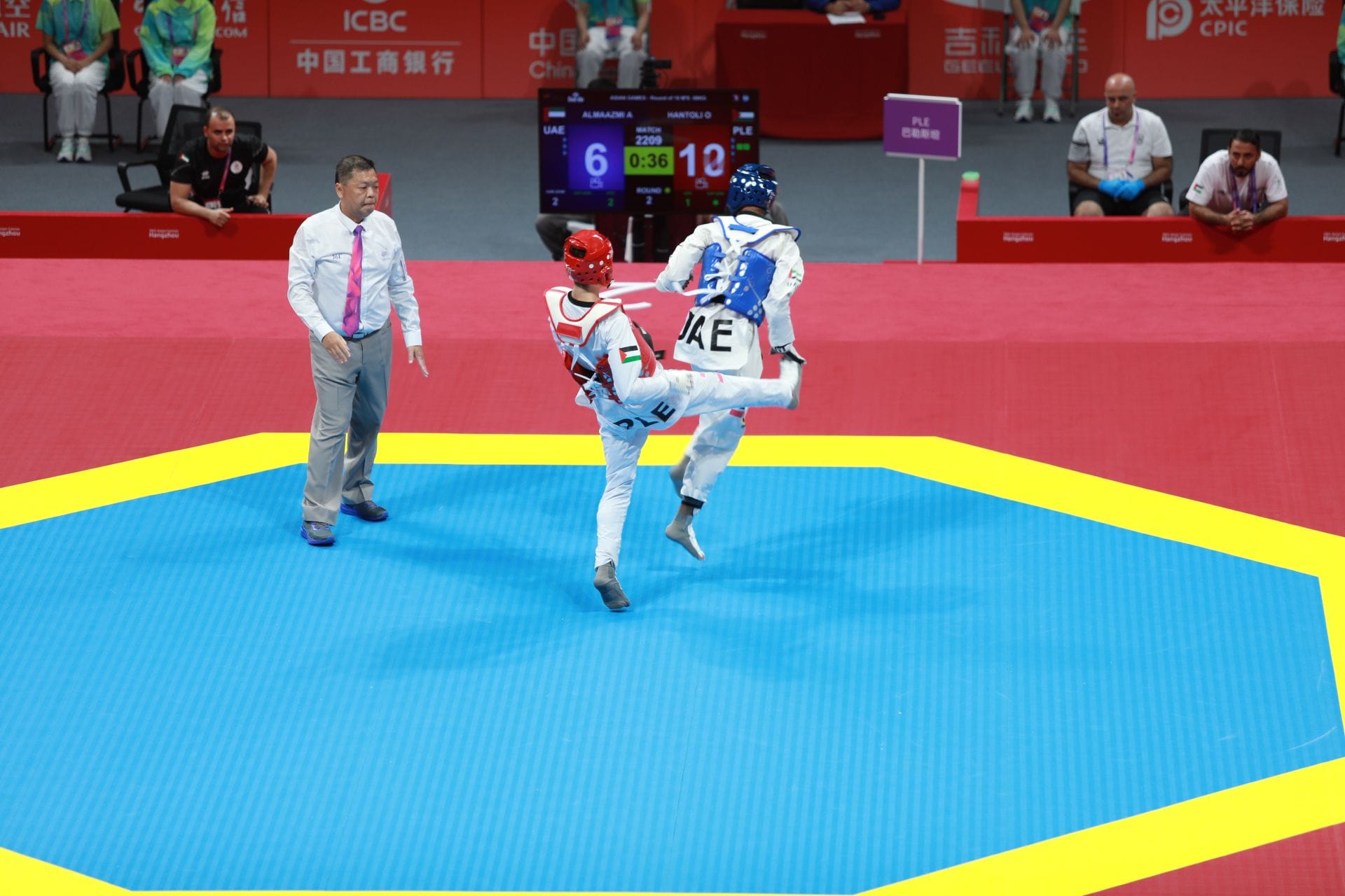 البطل الحنتولي باللباس الأحمر