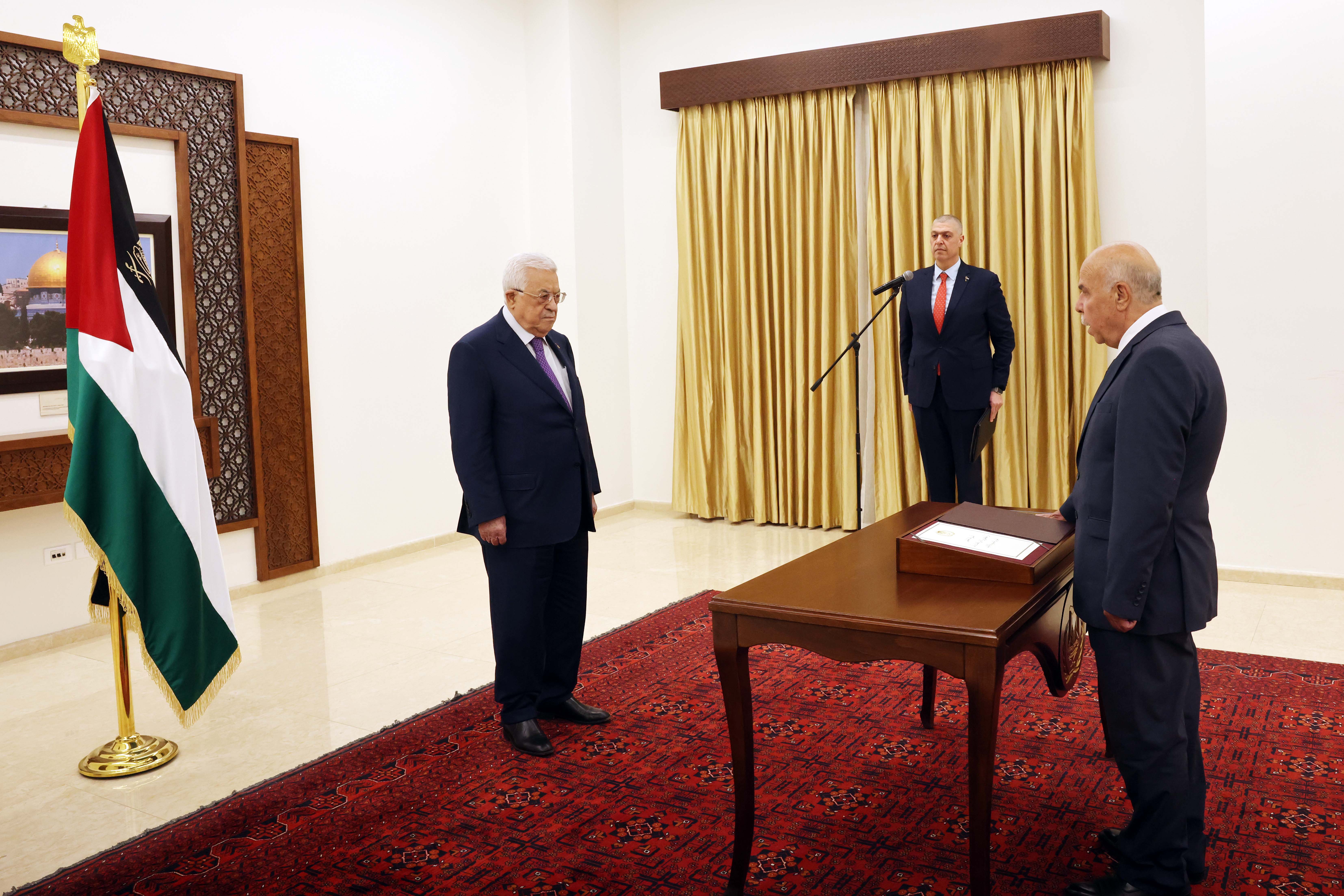  القاضي محمد عبد الغني العويوي يؤدي اليمين القانوني أمام الرئيس محمود عباس رئيسًا لمجلس القضاء الاعلى. (تصوير ثائر غنايم)