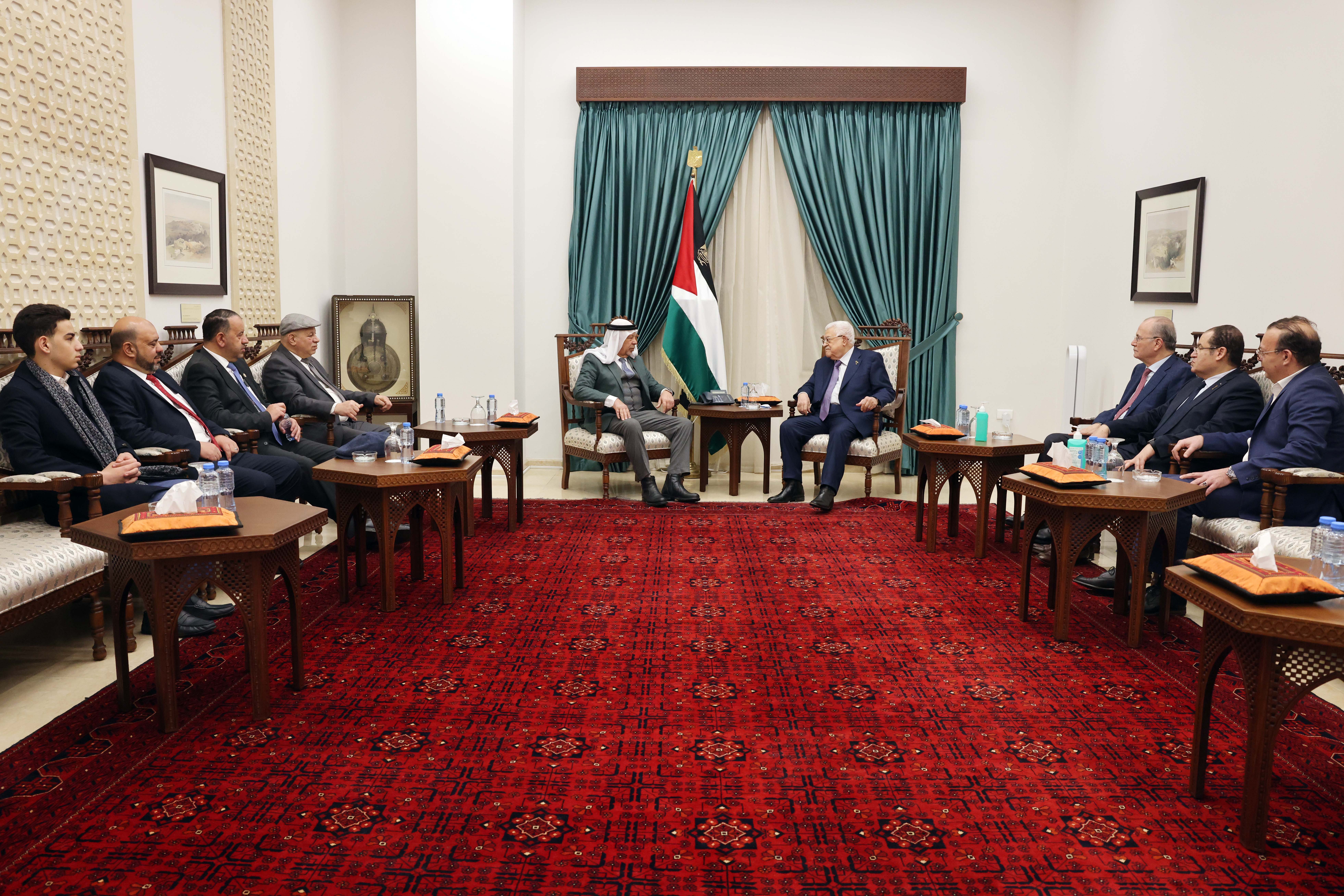 الرئيس لدى استقباله وفدا من عائلة الزغير أصحاب شركة رويال الصناعية التجارية (تصوير: ثائر غنايم)