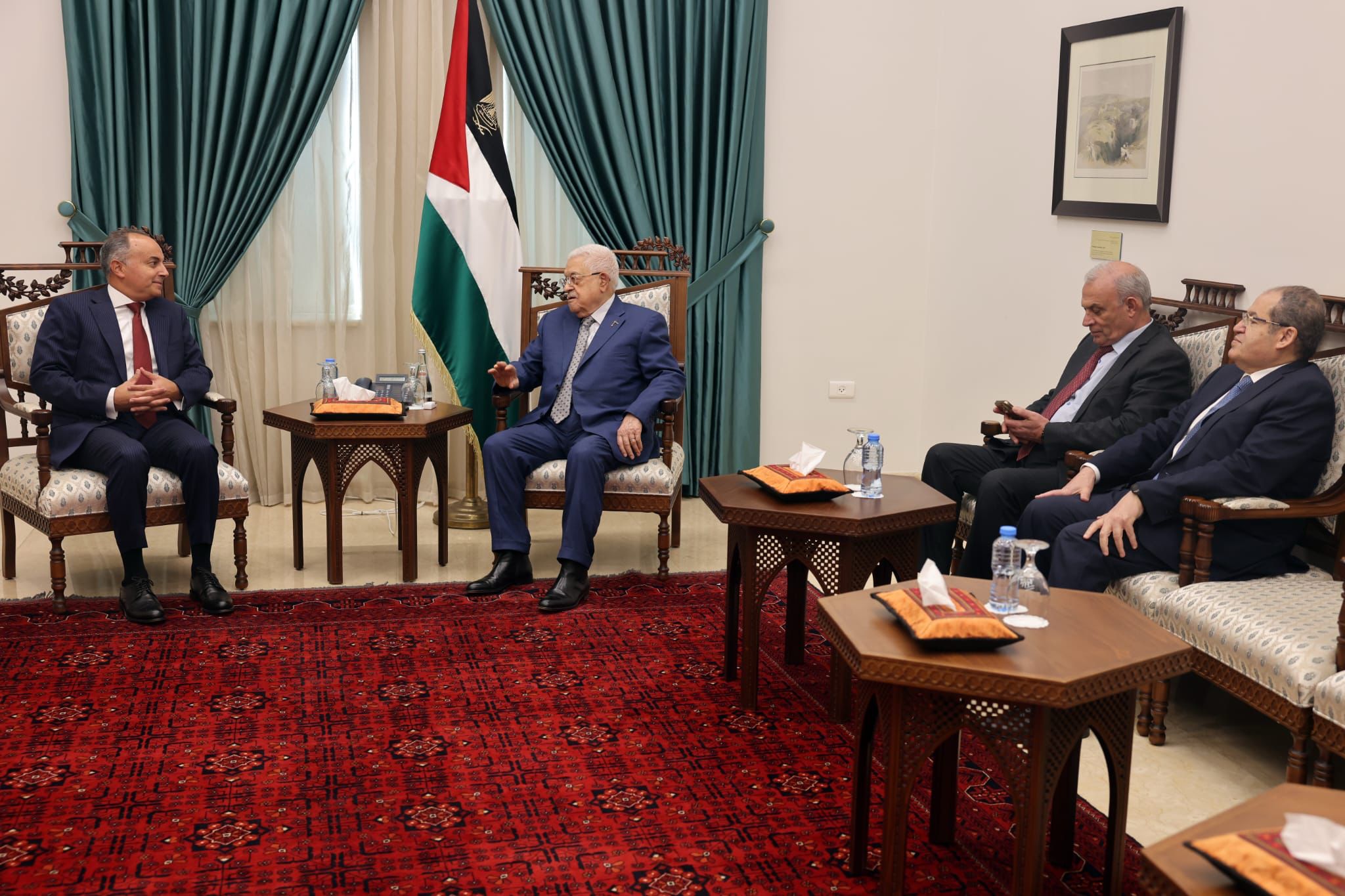 الرئيس محمود عباس خلال استقباله السفير المصري إيهاب سليمان الذي سلمه دعوة رسمية من الرئيس عبد الفتاح السيسي للمشاركة بافتتاح المتحف المصري (تصوير: ثائر غنايم)