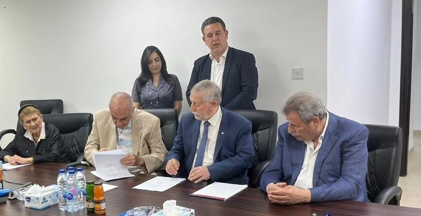 جانب من توقيع الاتفاقية