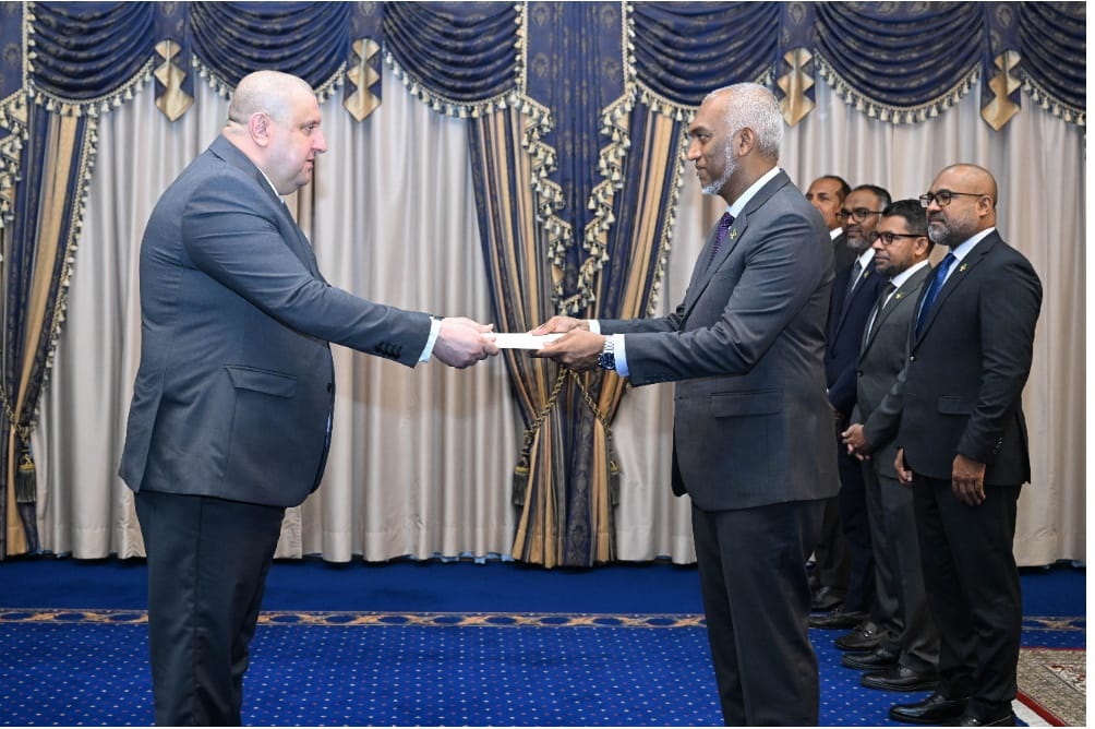 السفير الطري يقدم أوراق اعتماده إلى الرئيس المالديفي