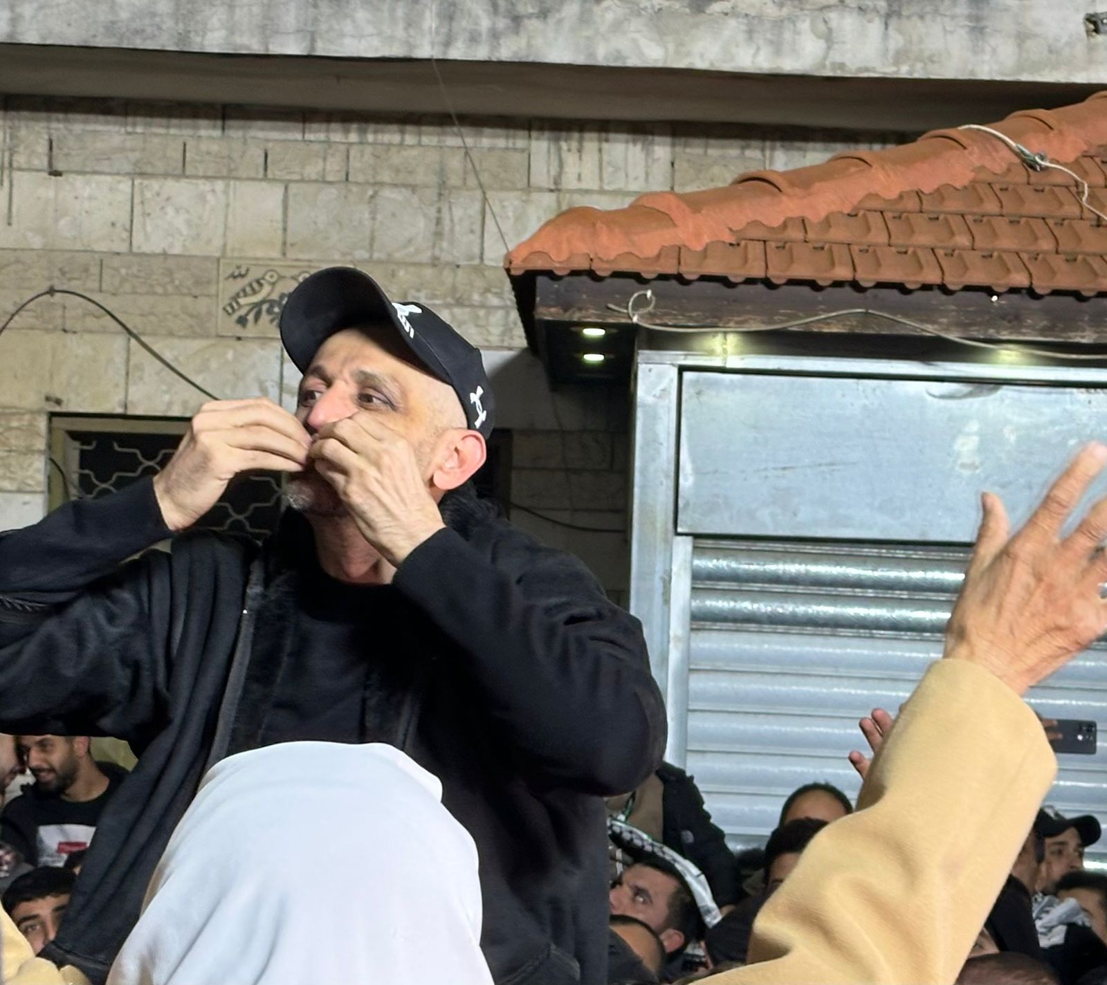 محمد العارضة خلال استقباله بعد تحرره من الأسر.