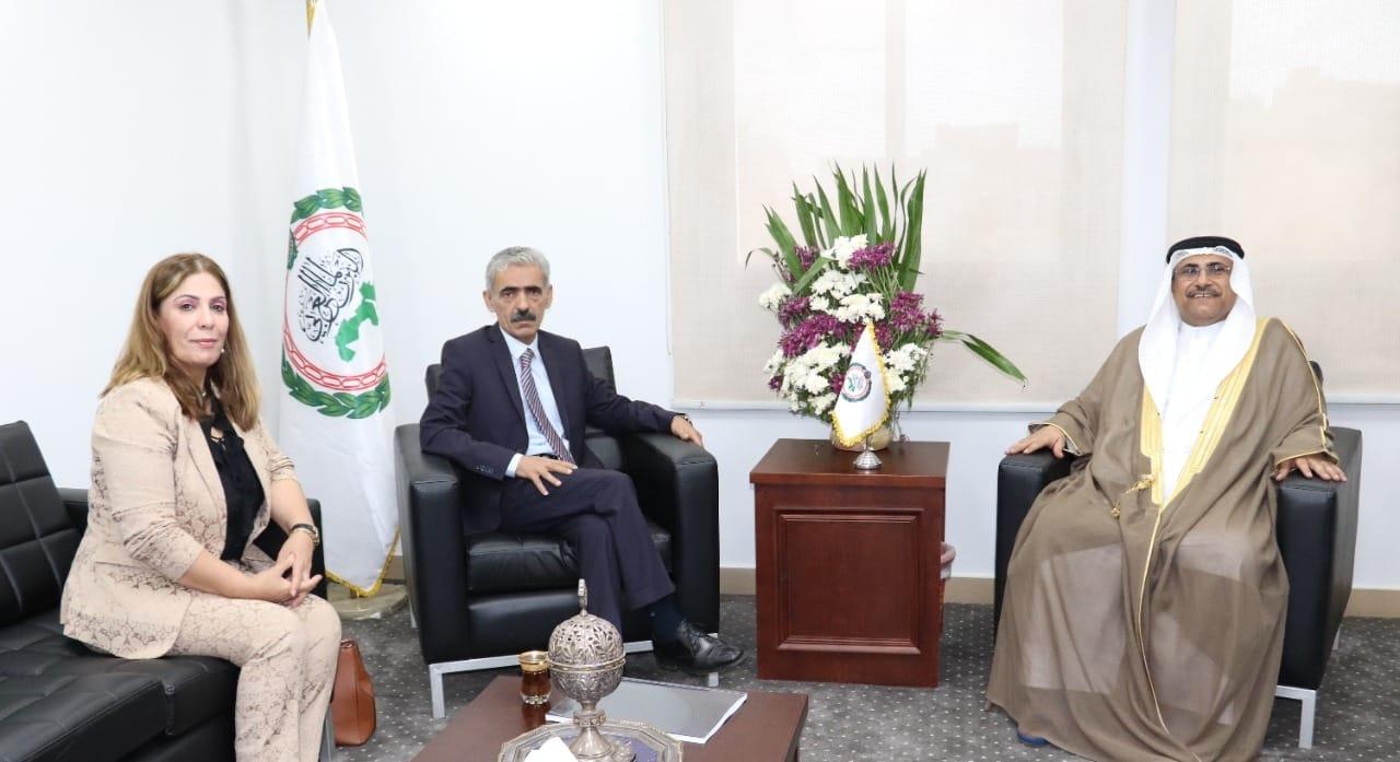 العسومي خلال استقباله نائبي دولة فلسطين الجدد لدى البرلمان العربي فهمي الزعارير ومنى الخليلي