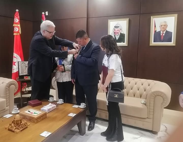 القدومي يقلد والدي الشهيد فارس خالد وسام "فارس فلسطين"