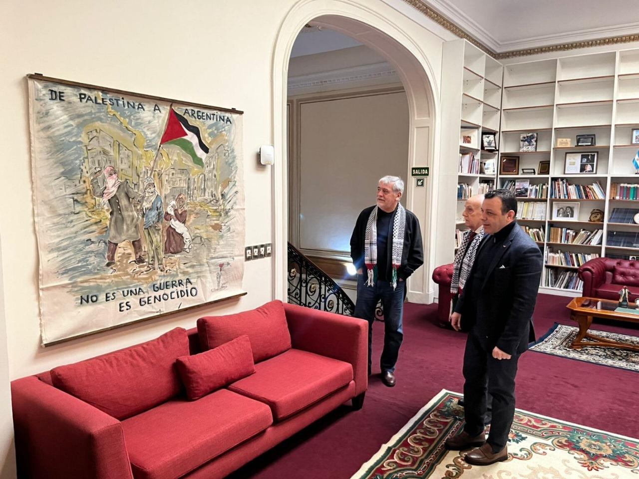 جانب من زيارة وفد الكونفدرالية للمعرض الفني الذي يُجسد الإبادة في قطاع غزة 