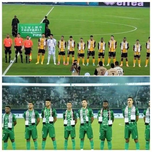 لاعبو فريقي القادسية والعربي الكويتي يتوشحون بالعلم والكوفية الفلسطينيين