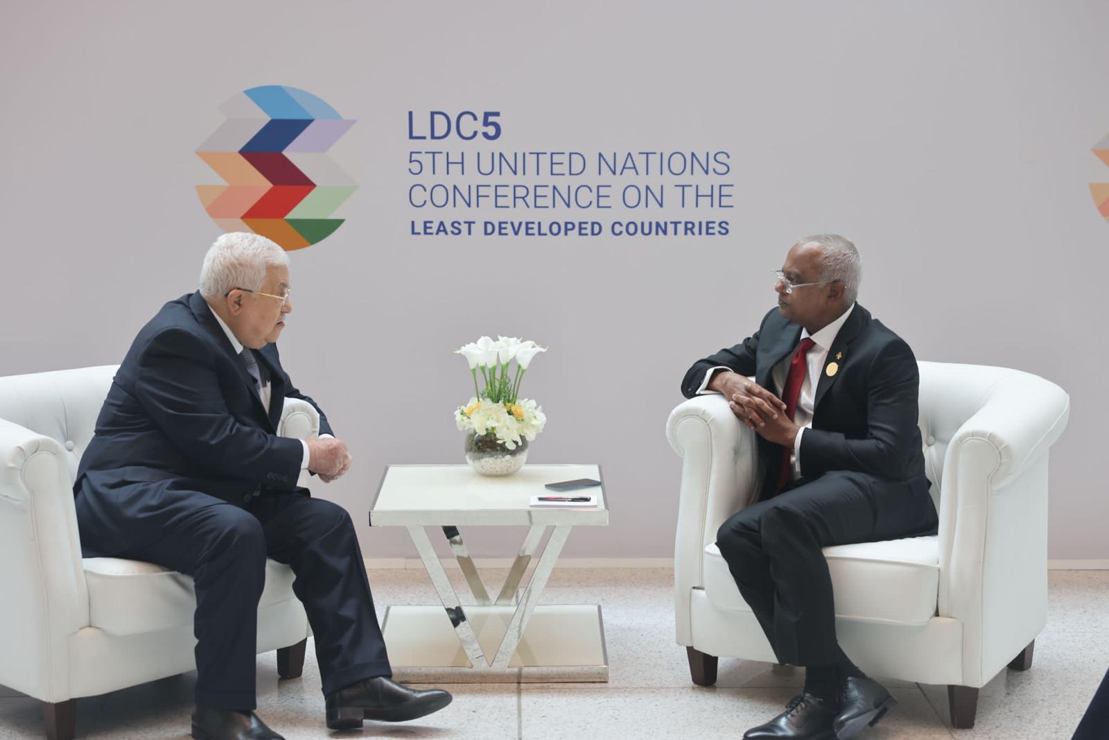 الرئيس لدى اجتماعه برئيس جمهورية المالديف