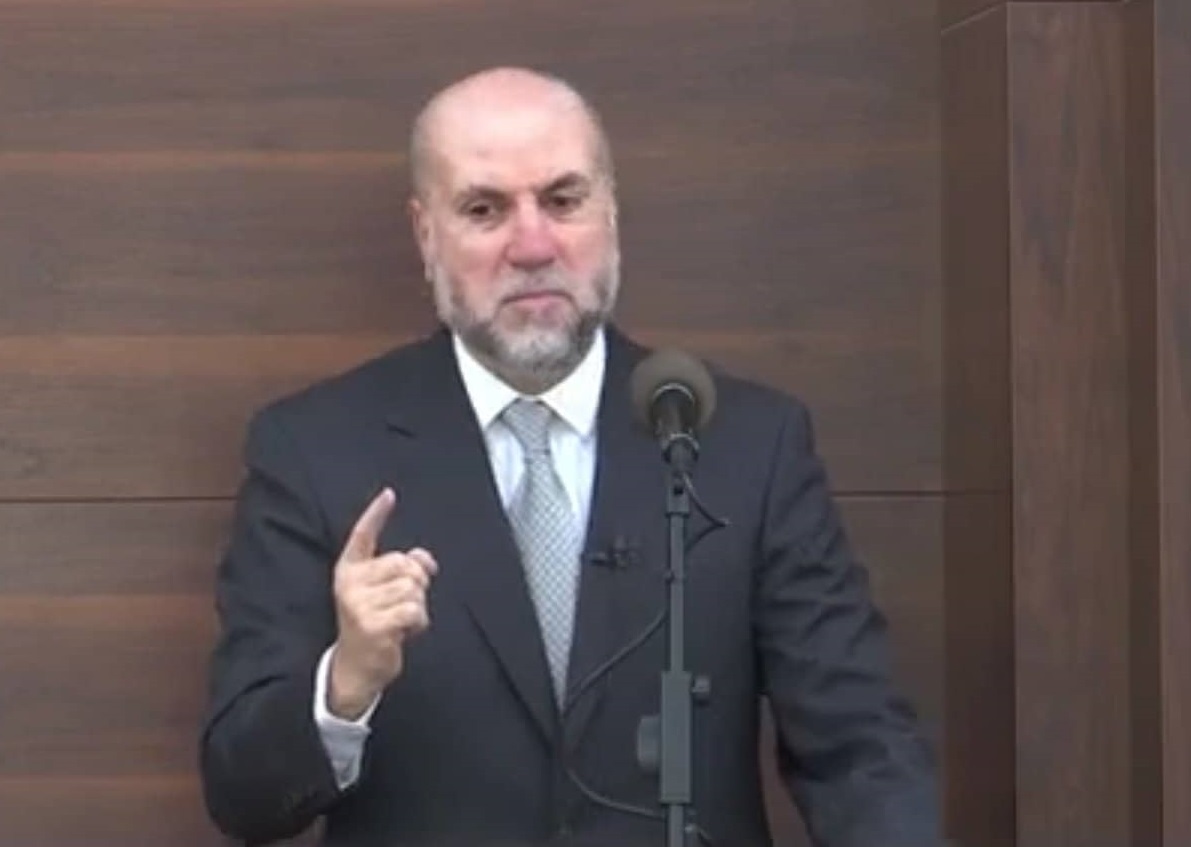 الهباش خلال خطبة وصلاة الجمعة من مسجد فاطمة الزهراء بمدينة البيرة