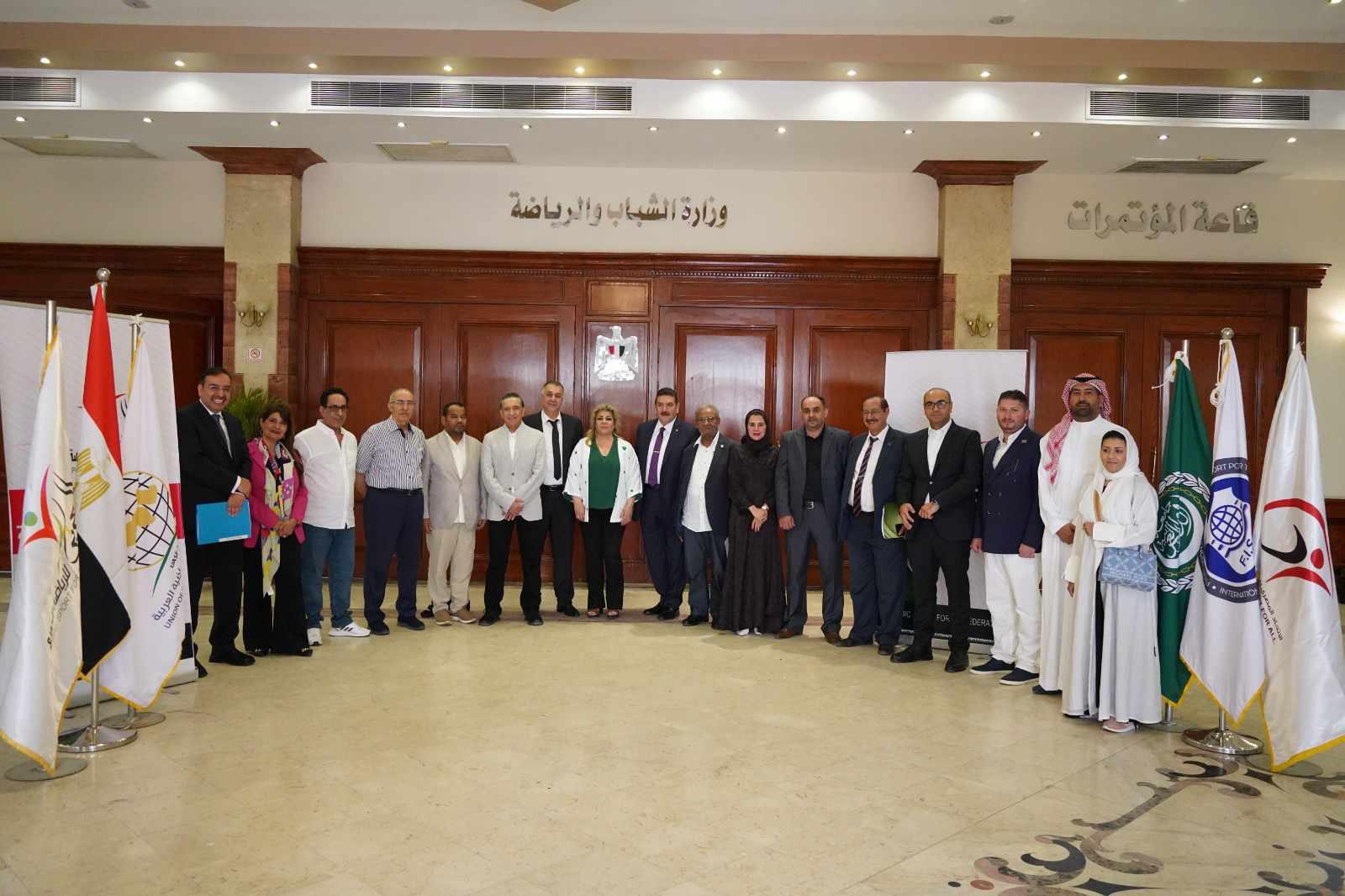 جانب من تسلم الجائزة