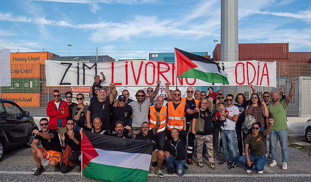 عمال الميناء والمتضامنون في ليفورنو يحتفلون بعد نجاح إضرابهم في منع سفينة الشحن الإسرائيلية