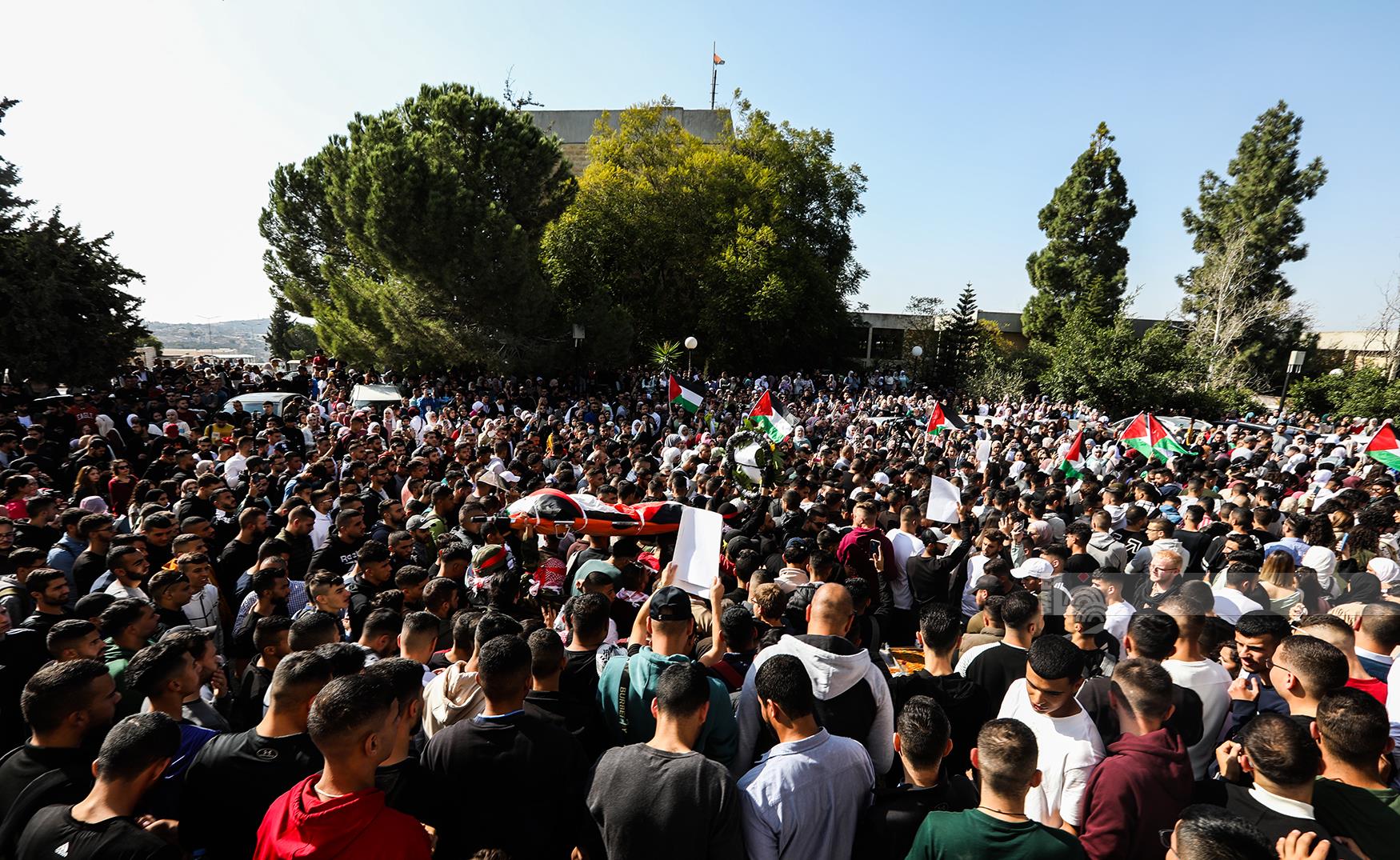 طلبة جامعة بيرزيت يسيرون في جنازة "رمزية" لتشييع زميلهم الشهيد عامر بدر الذي يحتجز الاحتلال جثمانه