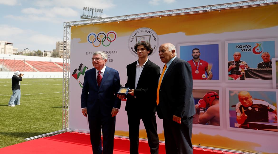 الرجوب ورئيس الاولمبية الدولية خلال تكريم أحد اللاعبين الحاصلين على ميداليات