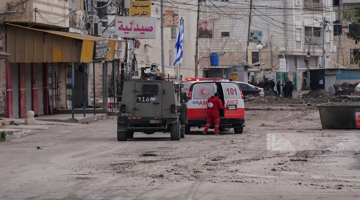 قوات الاحتلال تحتجز مركبة اسعاف خلال عدوانها المتواصل على جنين ومخيمها (تصوير: محمد منصور/ وفا)