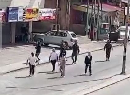 مستوطنون خلال الاعتداء على ممتلكات المواطنين في حوارة
