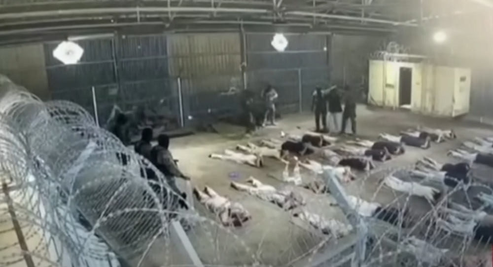 لقطة من الفيديو المسرب والذي يظهر جنود الاحتلال ينكلون بالمعتقلين في "سديه تيمان"