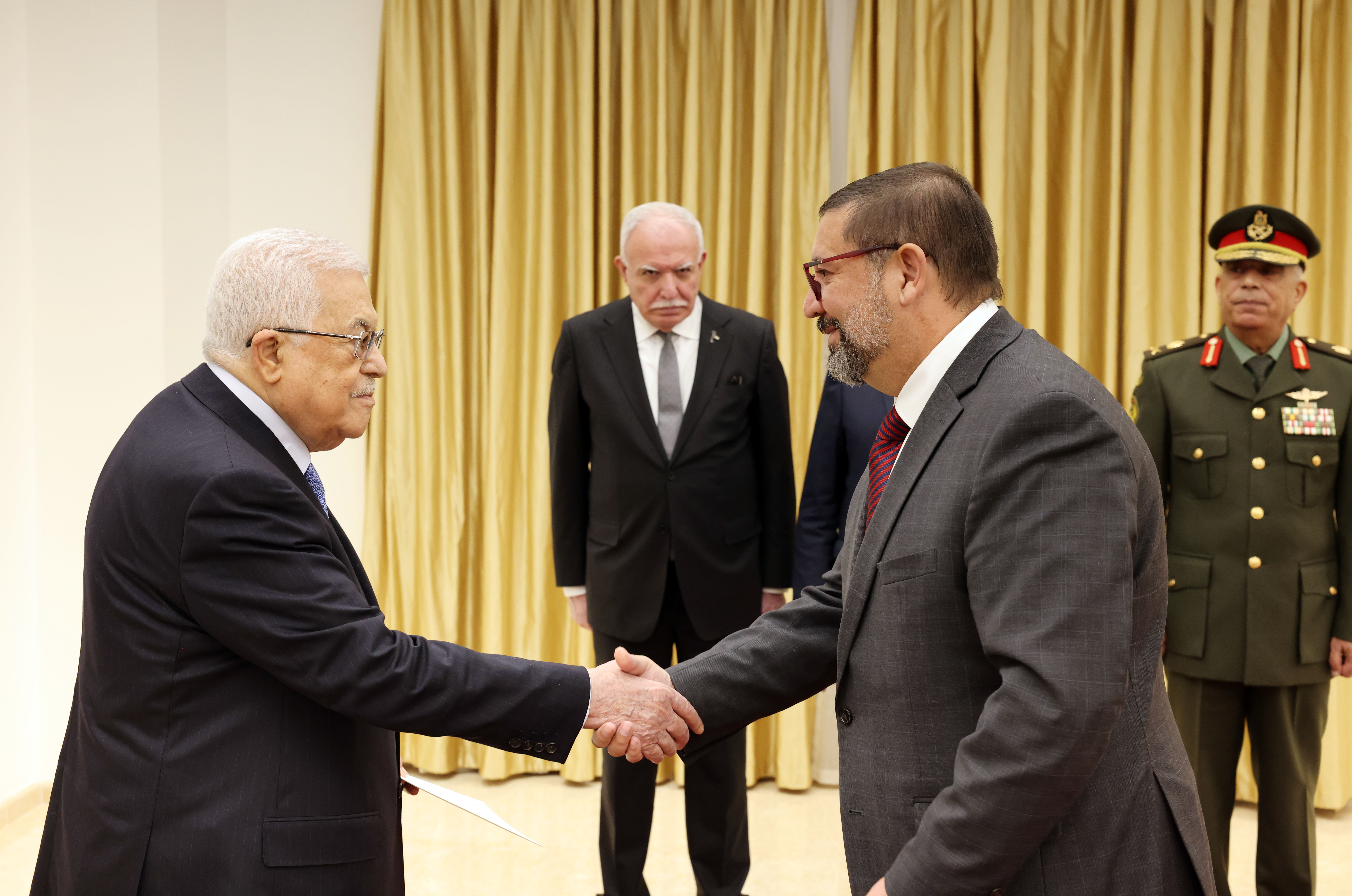 السيد الرئيس يتقبل أوراق اعتماد سفير جمهورية الشيلي لدى فلسطين (تصوير: ثائر غنايم)