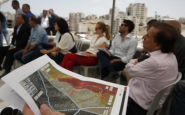 دبلوماسيون خلال زيارتهم قرية دار صلاح (ارشيفية)