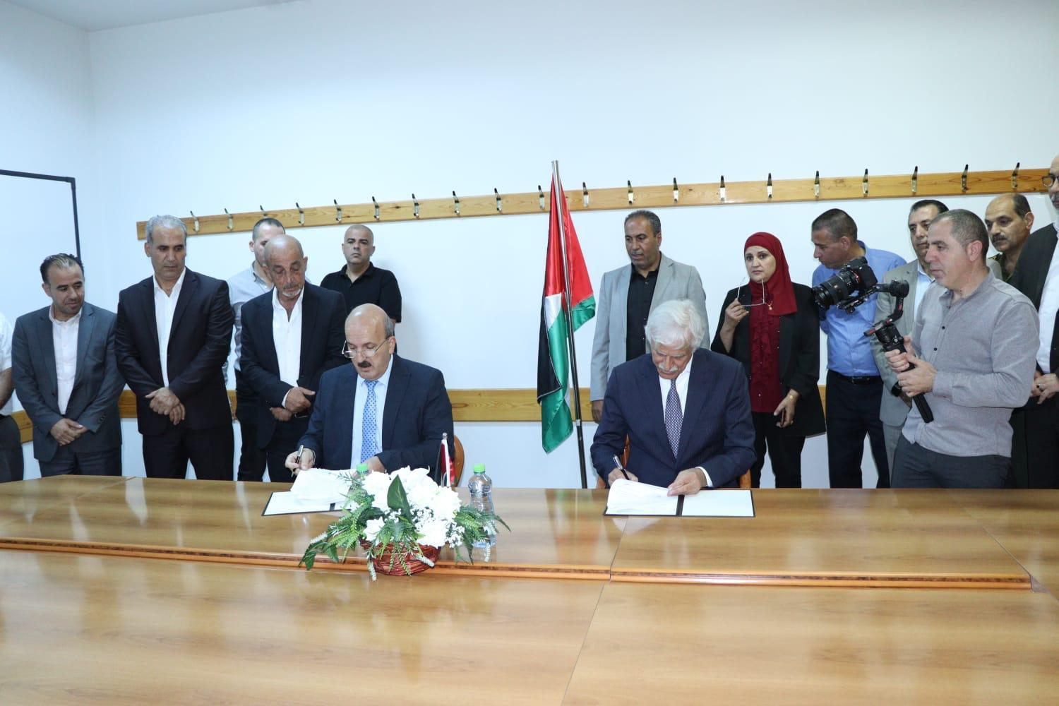 جانب من توقيع الاتفاقية