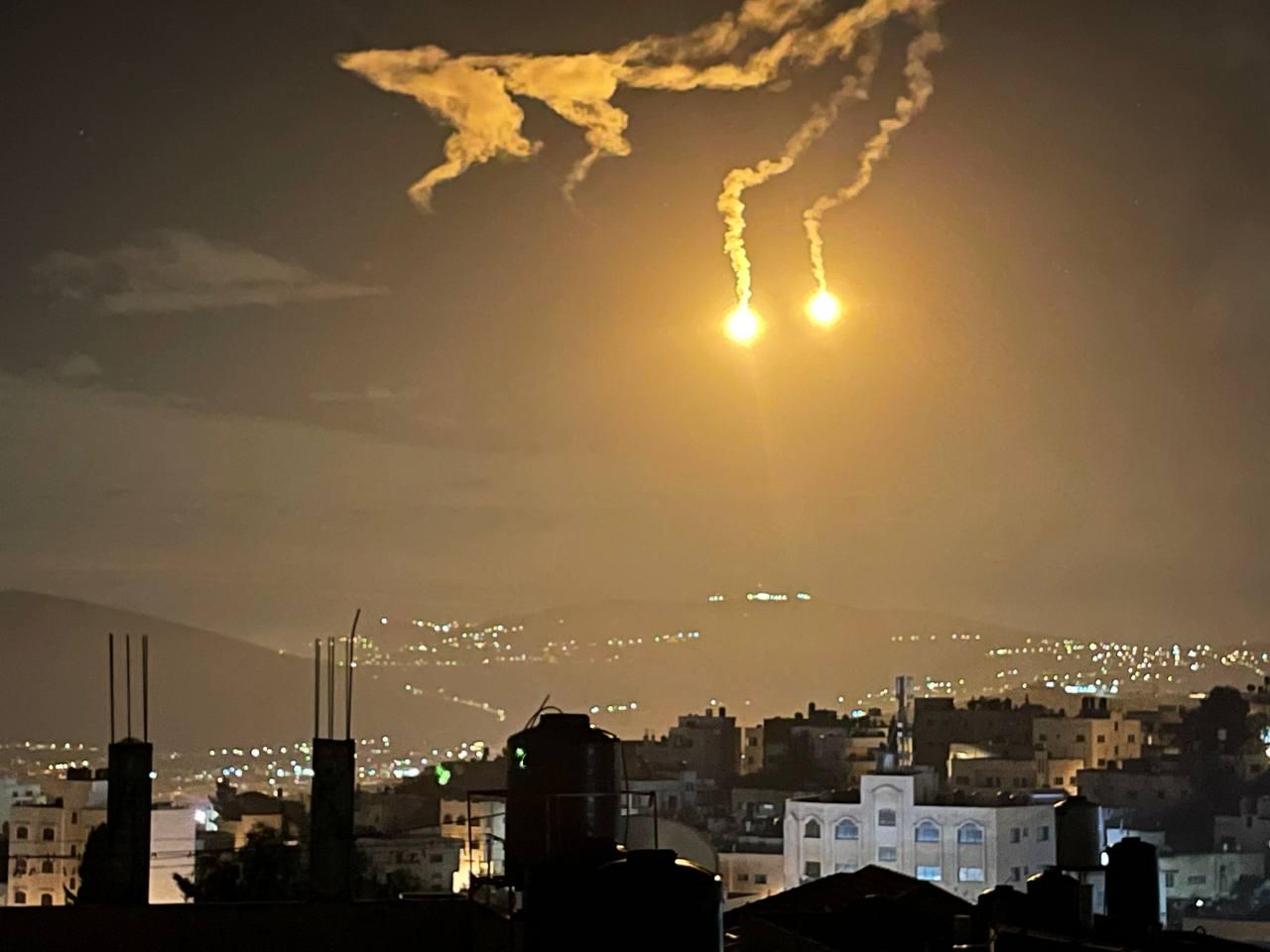 الاحتلال يطلق قنابل مضيئة في سماء طوباس