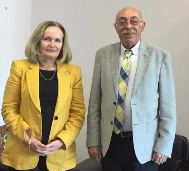 عرنكي خلال لقائه القنصل البريطاني العام في القدس ديان كورنر