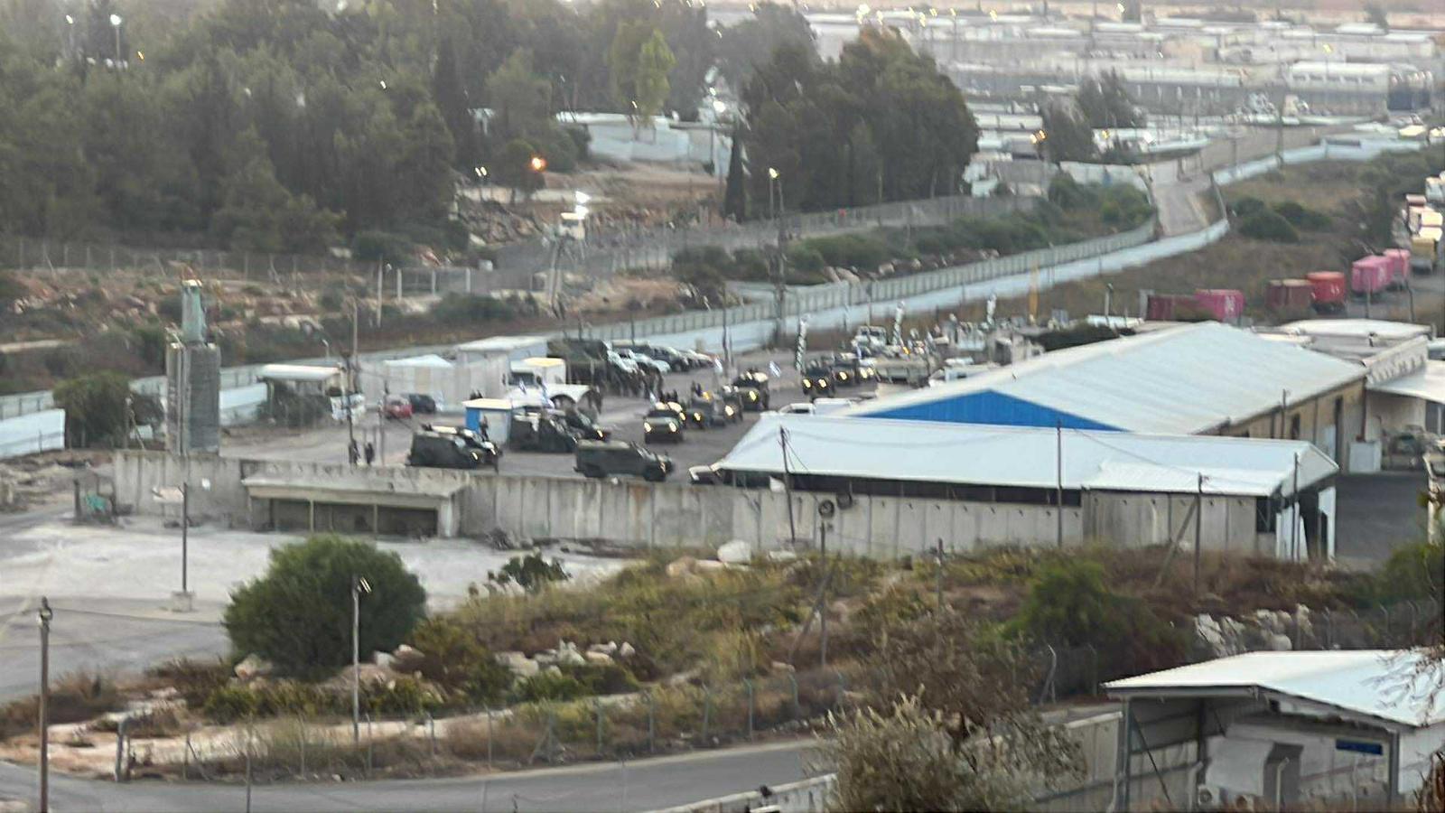 حشود لقوات الاحتلال بساحة سجن "عوفر" غرب رام الله وفي محيطه قبل بدء الإفراج عن المعتقلين