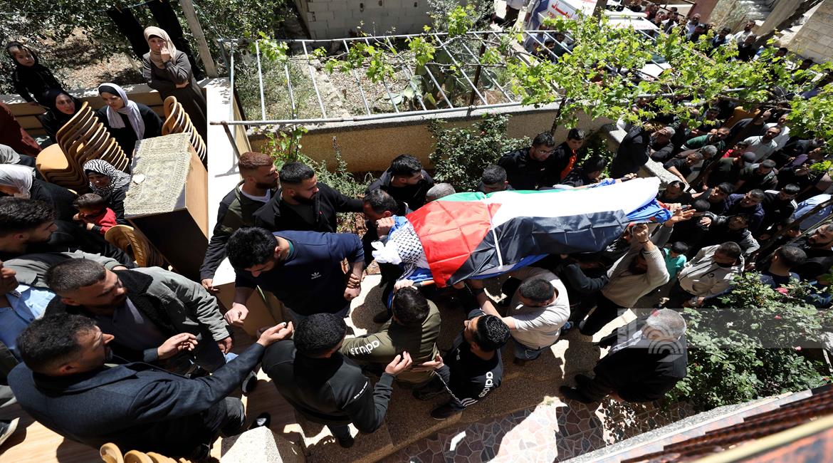 خلال تشييع جثمان الشهيد عرفات قادوس في قرية عراق بورين