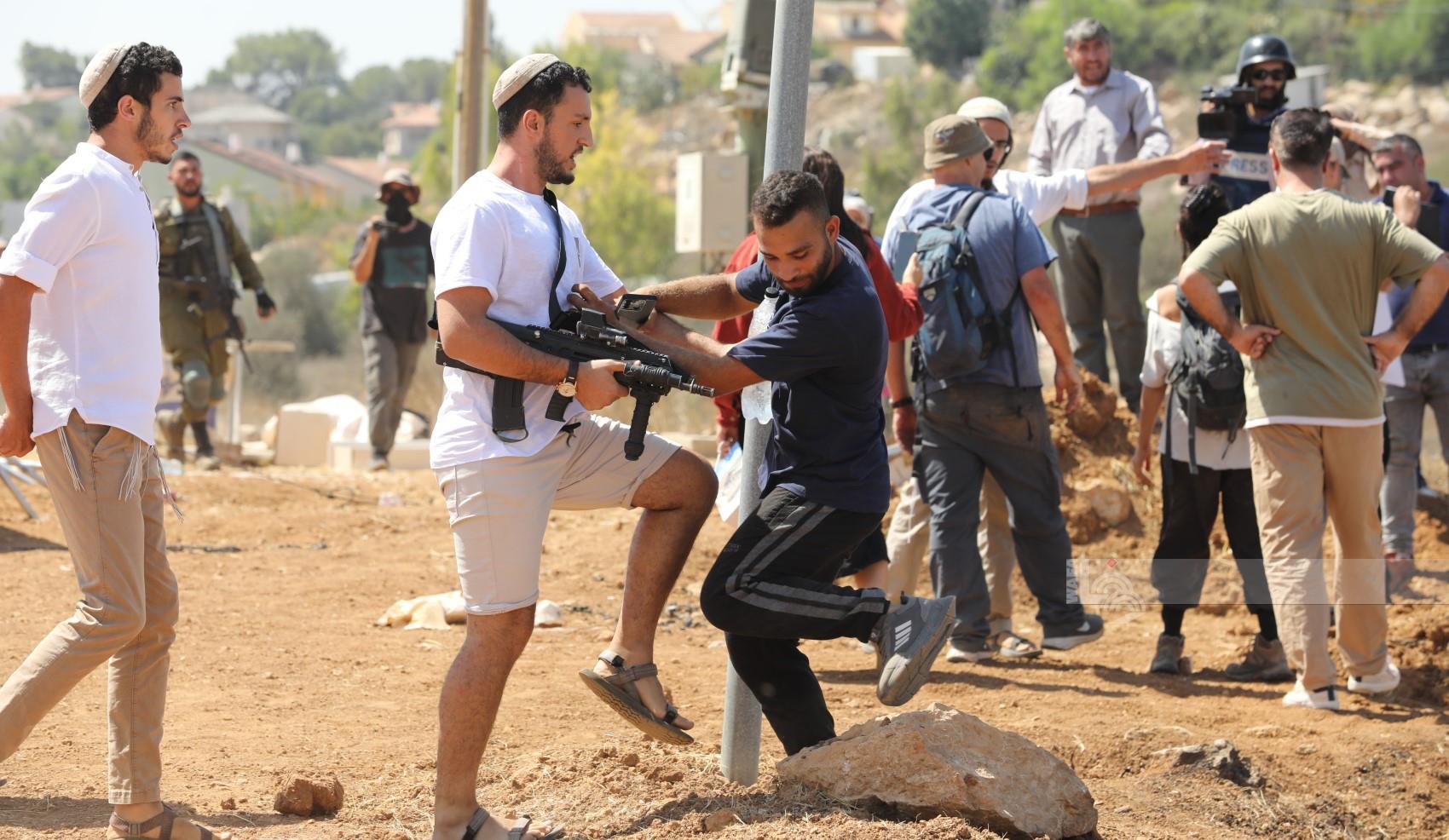 اعتداء المستوطنين على أهالي كرمة جنوب الخليل