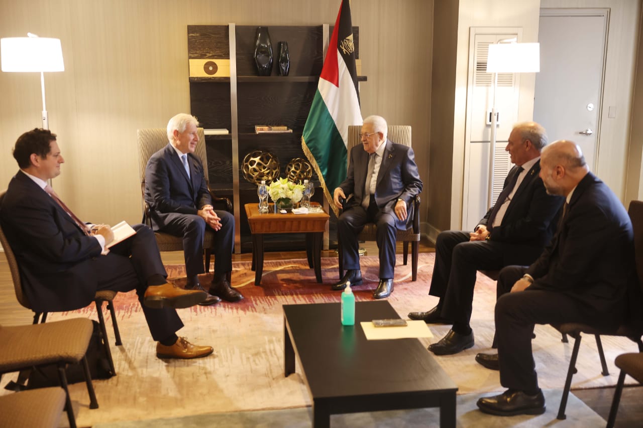 الرئيس لدى لقائه رئيس مركز دانيال أبراهام للسلام (تصوير: ثائر غنايم)
