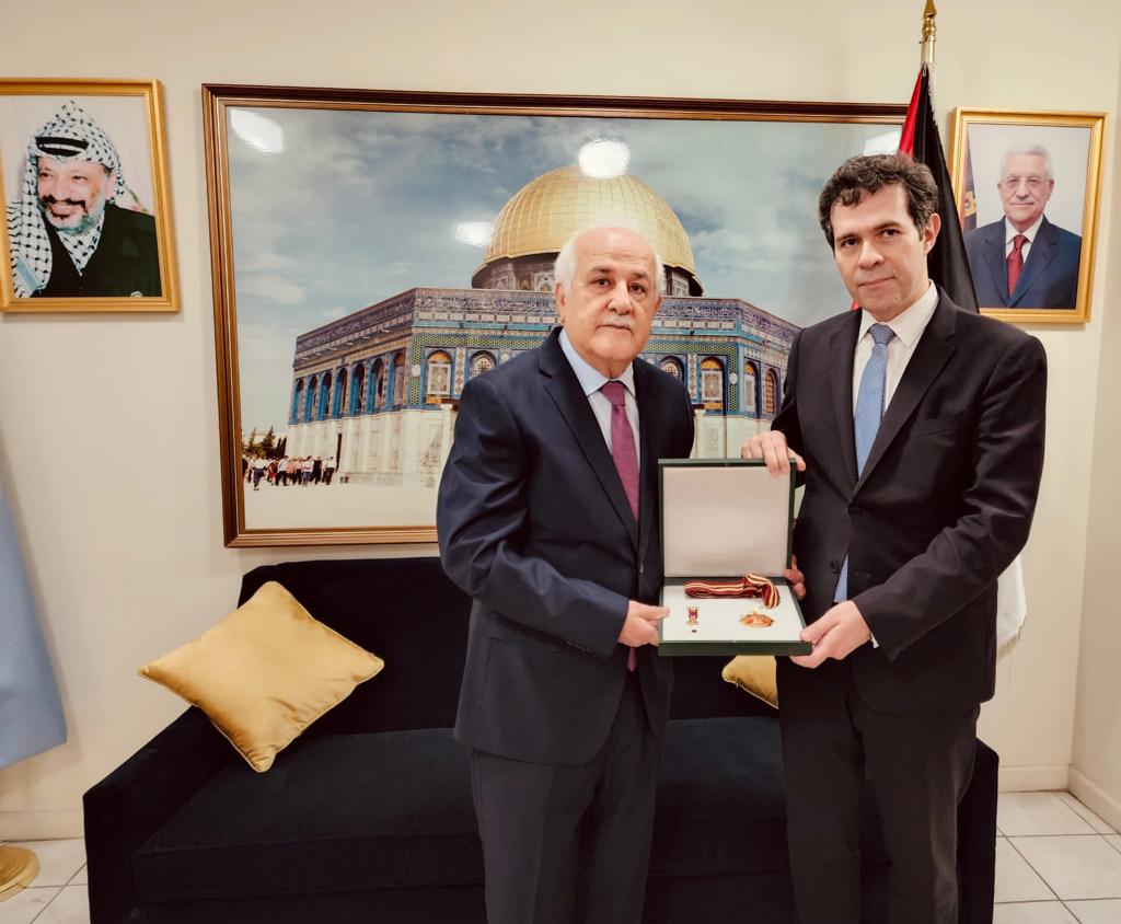 منصور يقلد كريستوس سوفينوبولوس وسام نجمة القدس