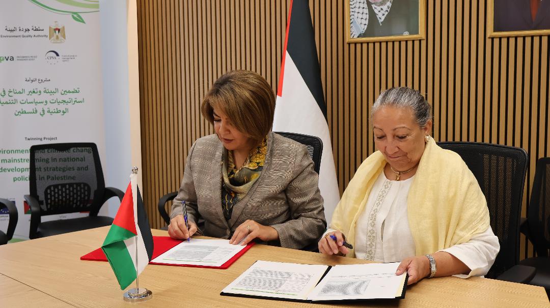 جانب من توقيع الاتفاقية